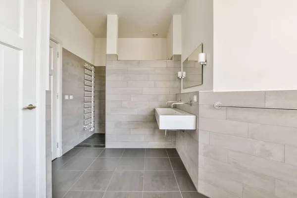 샤워실 구석에 바닥재와 현대식 — 스톡 사진