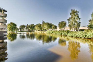 Küçük balkondan ağaçlı tuğla binaların panoramik manzarası