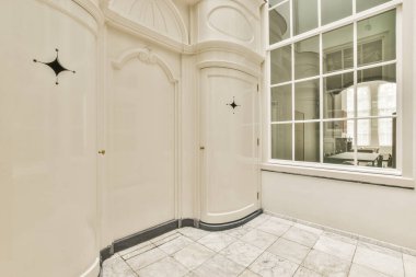 Beyaz duvarları ve parlayan lambaları olan ışık koridoru.