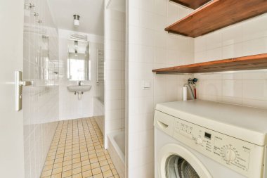 Modern apartmanda banyo küveti ve beyaz tuvaleti olan şık bir banyo tasarımı.