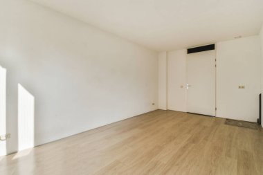 Parke zeminli geniş balkon pencereli boş beyaz odanın içi