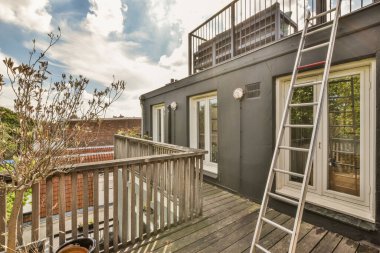 Dar balkondan ağaçlı tuğla binaların panoramik manzarası