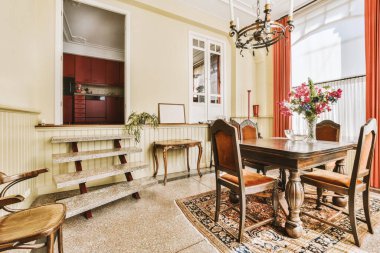 Minimalist tarzı açık mutfağı ve masa ve sandalyeleri olan geniş yemek alanı olan modern çatı katı dairesinin ev tasarımı.