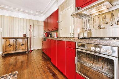 Minimalist tarzı açık mutfağı ve masa ve sandalyeleri olan geniş yemek alanı olan modern çatı katı dairesinin ev tasarımı.