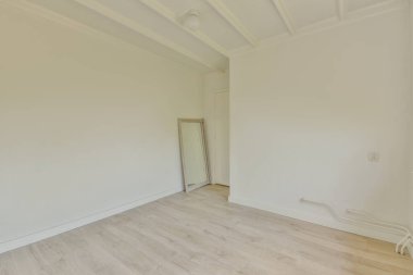 Perdeleri ve parke zemini olan büyük pencereli boş beyaz odanın içi