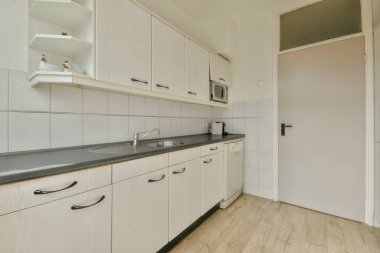 Minimalist tarzı açık mutfağı ve masa ve sandalyeleri olan geniş yemek alanı olan modern çatı katı dairesinin ev tasarımı.