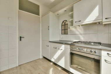 Minimalist tarzı açık mutfağı ve masa ve sandalyeleri olan geniş yemek alanı olan modern çatı katı dairesinin ev tasarımı.