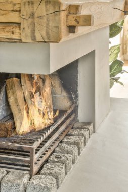 Çağdaş dairenin geniş odasındaki dinlenme odası ve mutfağın yakınındaki sandalyeli ve çiçekli masa.