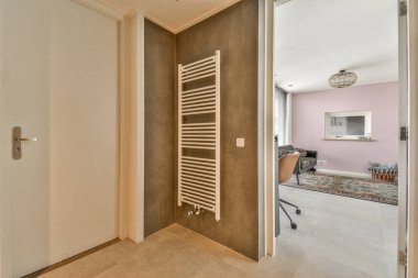 Çağdaş apartmandaki açık tuvalette banyo ve aynanın yanında fayanslı duş kabini.