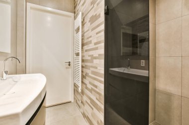 Banyo çok temiz ve tuvalet için duş kabini ya da oda ayırıcı olarak kullanılmaya hazır.