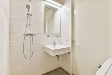 Çamaşır makinesiyle banyo ve tuvalet.