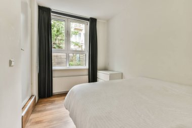 Küçük yatak odasının minimalist iç tasarımı yumuşak yatak odası ve dolap, lamba aydınlatma