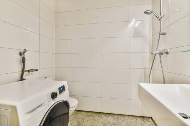 Çamaşır makinesiyle banyo ve tuvalet.