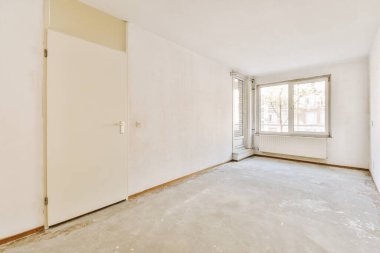 Beyaz duvarları olan boş bir oda ve diğer duvardaki hiçbir kapı içeriden çekilmemiş.