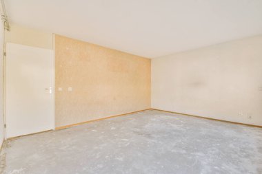 Yerde ya da duvarda resim yapmak için kullanılacak kimsenin olmadığı boş bir oda.