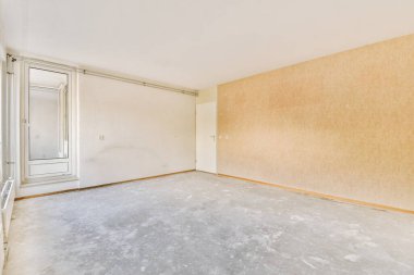 Yerde ya da duvarda resim yapmak için kullanılacak kimse olmayan boş bir oda. Tamire ihtiyacı var.