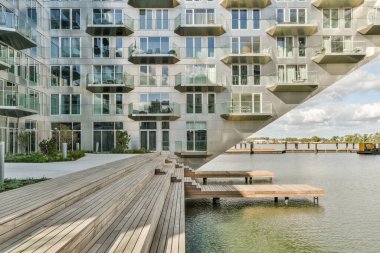 Yan tarafında birçok pencere ve ön tarafında bir rıhtım olan bir bina - görüntü bir açıdan alınır