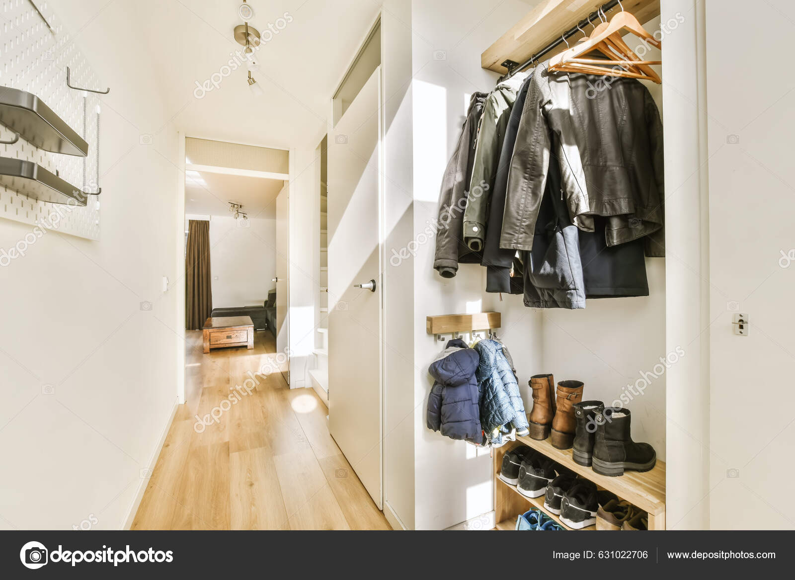 Μια Βόλτα Στην Ντουλάπα Ρούχα Που Κρέμονται Στον Τοίχο Και — Φωτογραφία  Αρχείου © procontributors #631022706