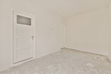 Evdeki boş ışık odasında, beyaz duvardaki plastik pencere ve radyatör.