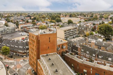 Binaları ve ağaçları olan bir şehir, binanın tepesindeki bir gözlem noktasından alındı.