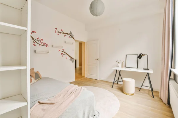 Dormitorio Con Una Cama Escritorio Estante Libros Habitación Color Blanco —  Fotos de Stock