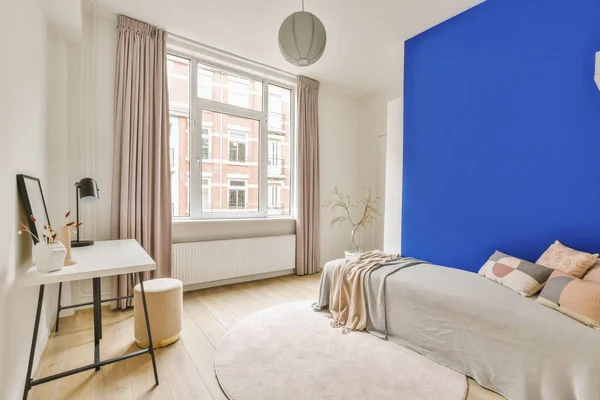 Dormitorio Con Paredes Azules Muebles Blancos Frente Una Cama Escritorio —  Fotos de Stock