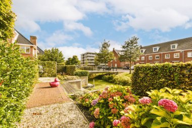 Bahçesinde çiçekler ve bitkiler olan bir açık hava alanı. Tatilde kaldığımız yere yakın.