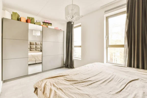 Dormitorio Con Una Cama Sin Hacer Armarios Empotrados Pared Detrás —  Fotos de Stock