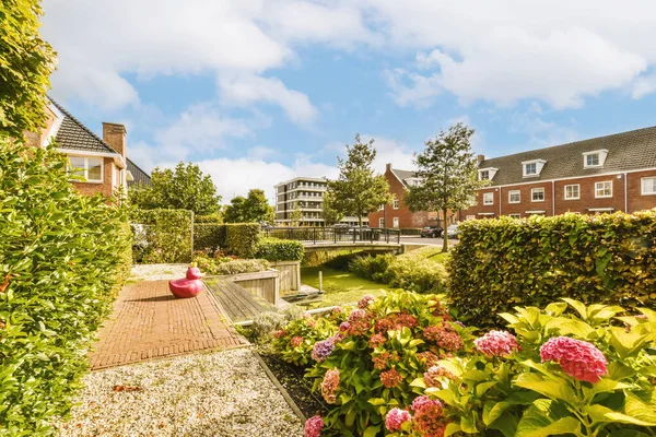 Bahçesinde çiçekler ve bitkiler olan bir açık hava alanı. Tatilde kaldığımız yere yakın.