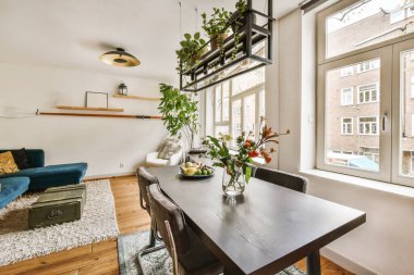 Masası, kanepesi ve süslemeleri olan bir oturma odası.