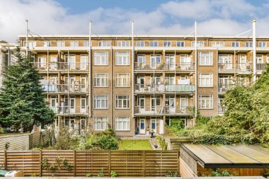 Londra, İngiltere 'deki balkonlarında birçok pencere ve balya bulunan bir apartman dairesi.