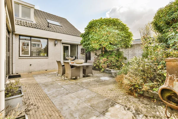 ön planda bitki ve çömlek bulunan bir dış alan satılık mülk listeleme sitesinden alınır