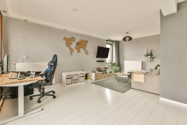 Masaları, sandalyeleri ve odanın duvarında büyük bir haritası olan bir ofis çok temiz.