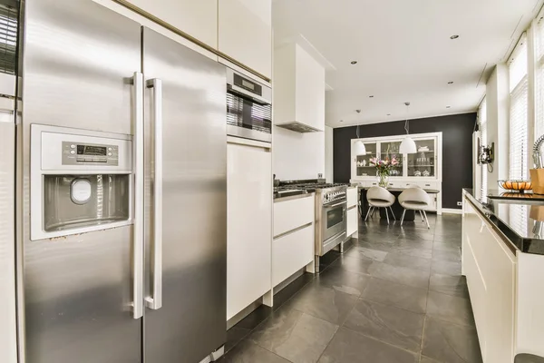 Modern Kitchen Black White Tile Flooring Stainless Appliances Island Middle — Stock Photo, Image