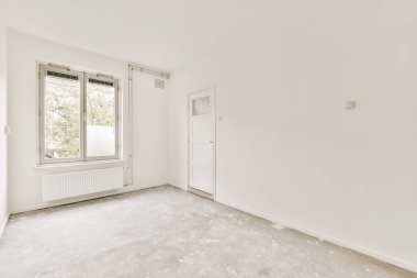 Beyaz duvarları olan boş bir oda. Köşede durup pencereden bakan kimse yok.