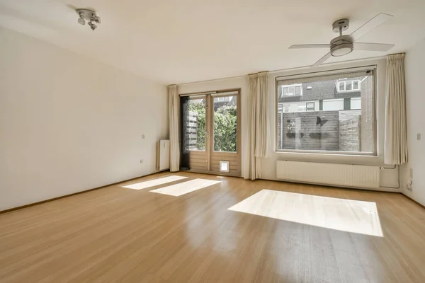Empty Living Room Wood Flooring Sliding Glass Door Leading Balcony — 스톡 사진