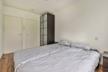 Yatak odası, şifonyer ve yatağın önündeki ayna çok beyaz renklidir.