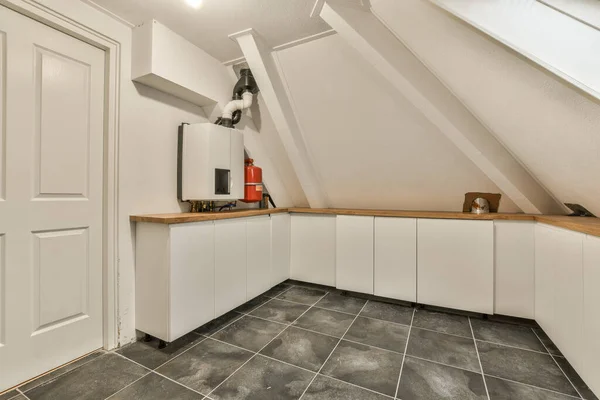 Una Piccola Cucina Uno Spazio Stile Loft Con Pavimenti Piastrelle — Foto Stock