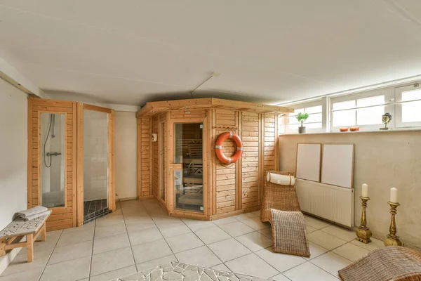 Interno Una Casa Con Armadi Legno Piastrelle Bianche Sul Pavimento — Foto Stock