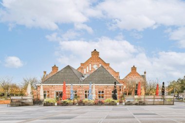 a very old building in the middle of an empty street with no cars or people to be seen on it