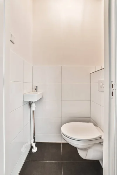 Banyoda Beyaz Bir Tuvalet Yerde Siyah Fayanslar Arkasında Açık Bir — Stok fotoğraf