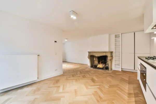 Ein Leeres Wohnzimmer Mit Holzboden Und Weißen Schränken Auf Beiden — Stockfoto