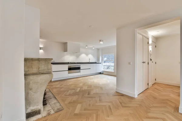 Ein Leeres Wohnzimmer Mit Holzboden Und Weißen Wänden Auf Beiden — Stockfoto