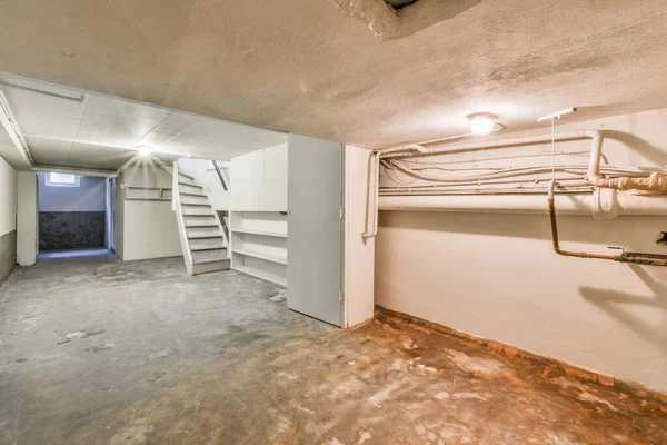 Uma Sala Inacabada Com Tubos Escadas Parede Qual Está Sendo — Fotografia de Stock