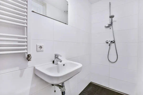 Duvarında Lavabo Havlu Asacağı Olan Beyaz Bir Banyo Lavabonun Üstünde — Stok fotoğraf