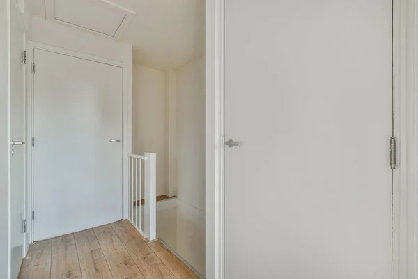 Een Lege Kamer Met Witte Muren Houten Vloeren Deur Open — Stockfoto