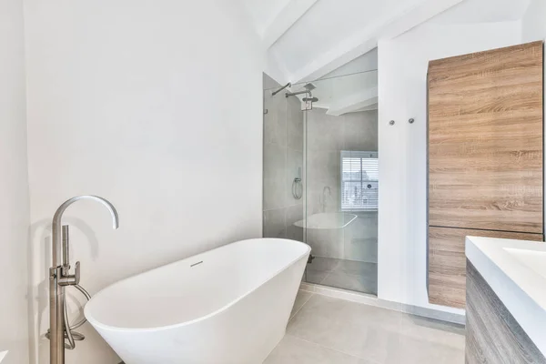 Küvetin Arkasındaki Tahta Panelli Büyük Küvetli Banyo Lavabonun Yanında — Stok fotoğraf