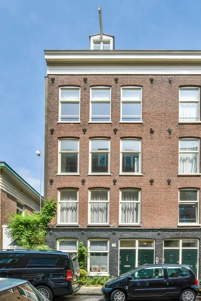Amszterdam Hollandia 2021 Április Néhány Autó Egy Lakóépület Előtt Parkol — Stock Fotó