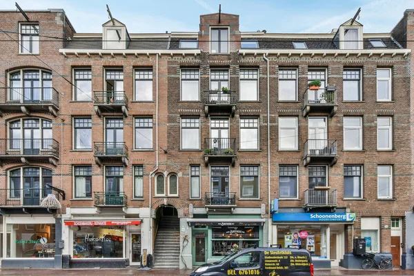 Άμστερνταμ Ολλανδία Απριλίου 2021 Μια Πολυκατοικία Αυτοκίνητα Παρκαρισμένα Στο Δρόμο — Φωτογραφία Αρχείου