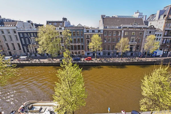 2021年4月10日 荷兰阿姆斯特丹 从鸟瞰的角度对阿姆斯特丹腹地运河上的一些建筑物和船只进行航拍 — 图库照片
